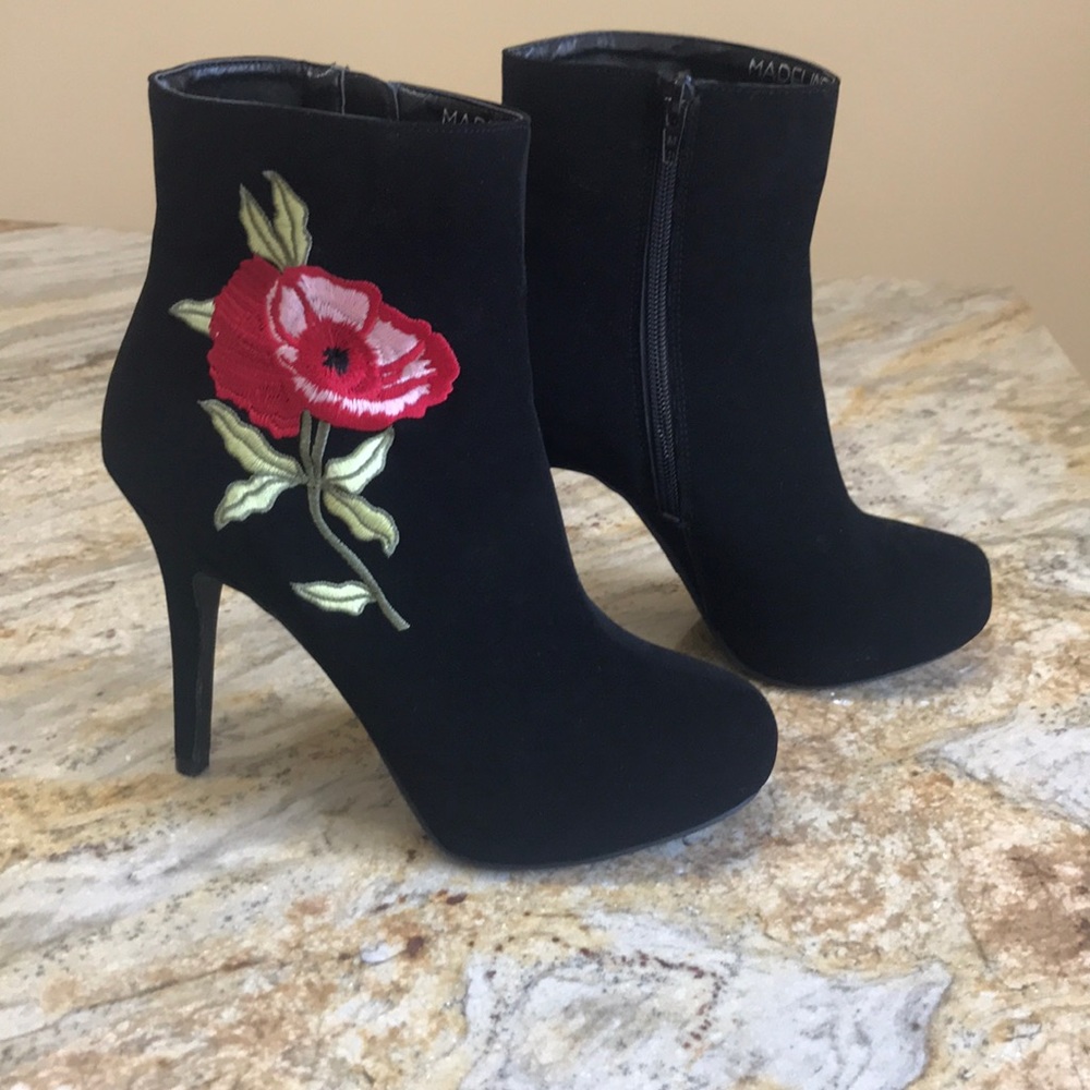 High heeled Black boots with rose embroidery